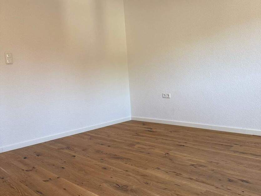 +++ 3-ETAGEN-HAUS MIT VIEL PLATZ UND GROßER TERRASSE IN WEIHERHOF +++