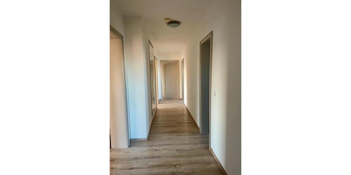 Helle 4-Zimmer Wohnung für WG zu vermieten . Einzelzimmer ab: 4 zimmer