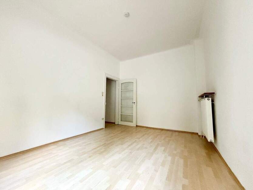 Bereits frei und im beliebten Rennweg! Schöne 3,5-Zimmer-Wohnung mit eigener Terrasse, hohen Decken & Altbaucharme!