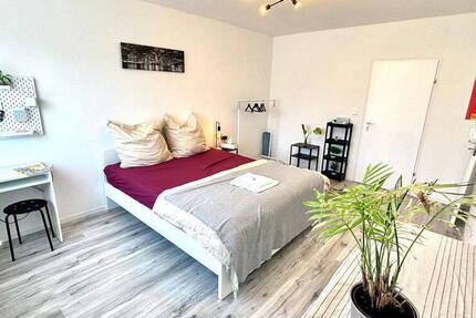 Direkt einziehen: Renovierte & teilmöblierte 3-Zi., EBK, Balkon, Garten & Parkplatz in Nürnberg