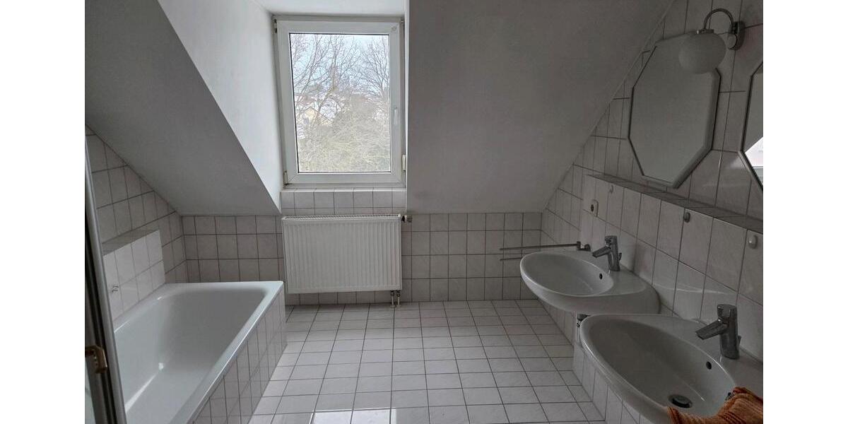 Unvermietete 3 Zimmer Dachgeschoss Wohnung 3 zimmer