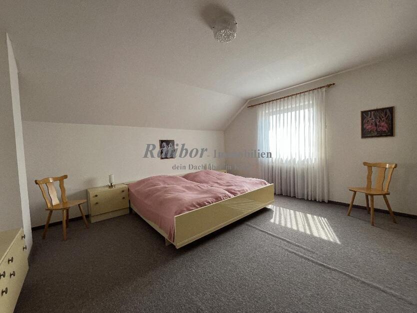 Sehr gepflegtes, geräumiges 3-Familienhaus mit 2 Doppelgaragen in begehrter Wohnlage in Roth OT 11 zimmer