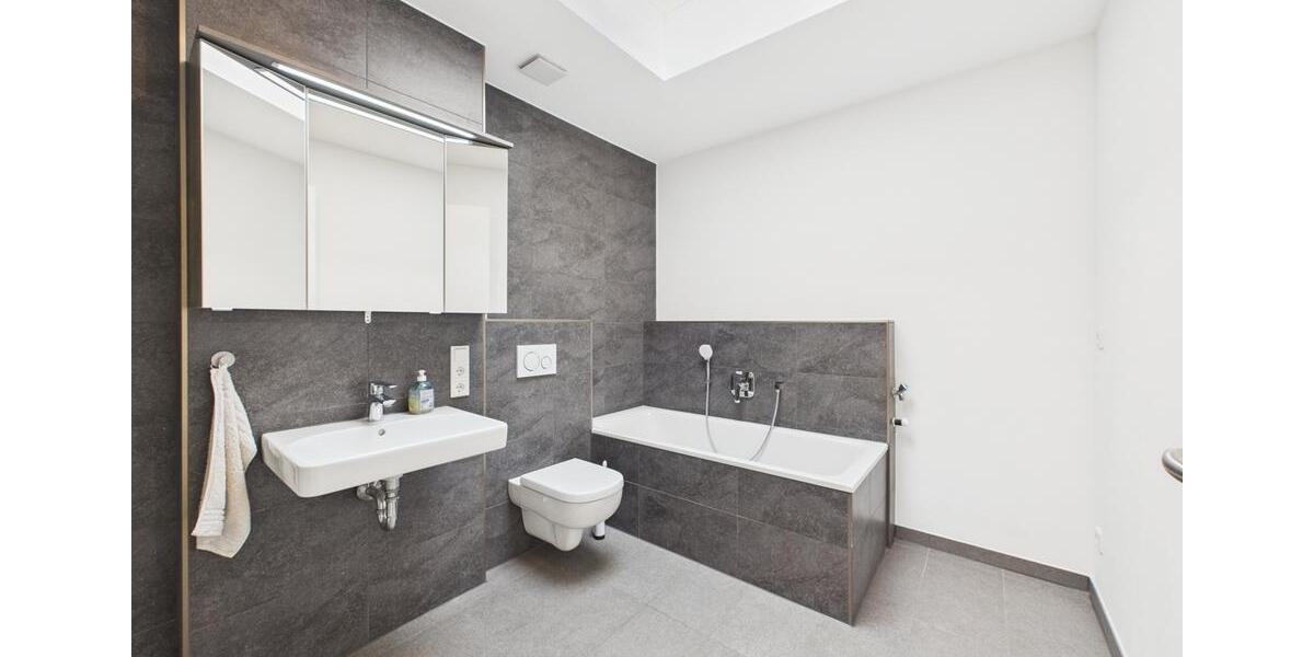 Große komfort Wohnung mit EBK und eigener ca. 25m² großer Dachterrasse 5 zimmer