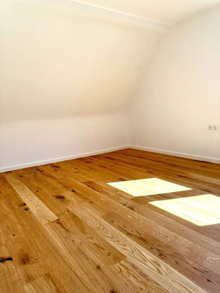 +++ 3-ETAGEN-HAUS MIT VIEL PLATZ UND GROßER TERRASSE IN WEIHERHOF +++