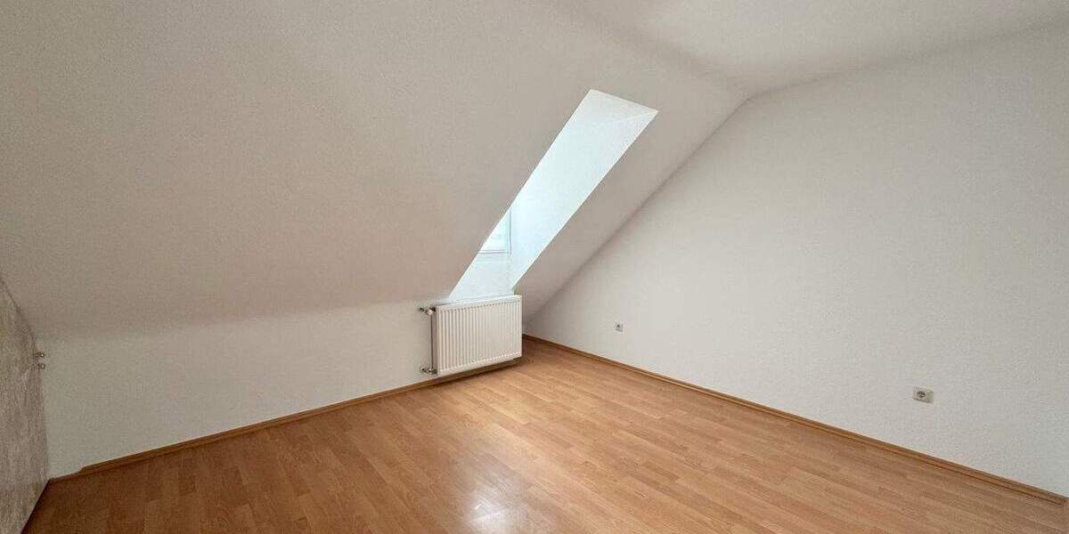 Zollhausstraße ! Helle sehr geräumige 3-Zi.-DG-Whg., 65 m², EBK, ohne Balkon im 2.OG ohne Aufzug 3 zimmer