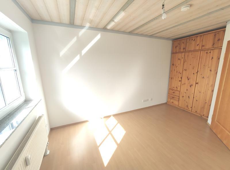 Zweifamilienhaus in Ortsrandlage mit Doppelgarage, Pool und gehobener Ausstattung 8 zimmer