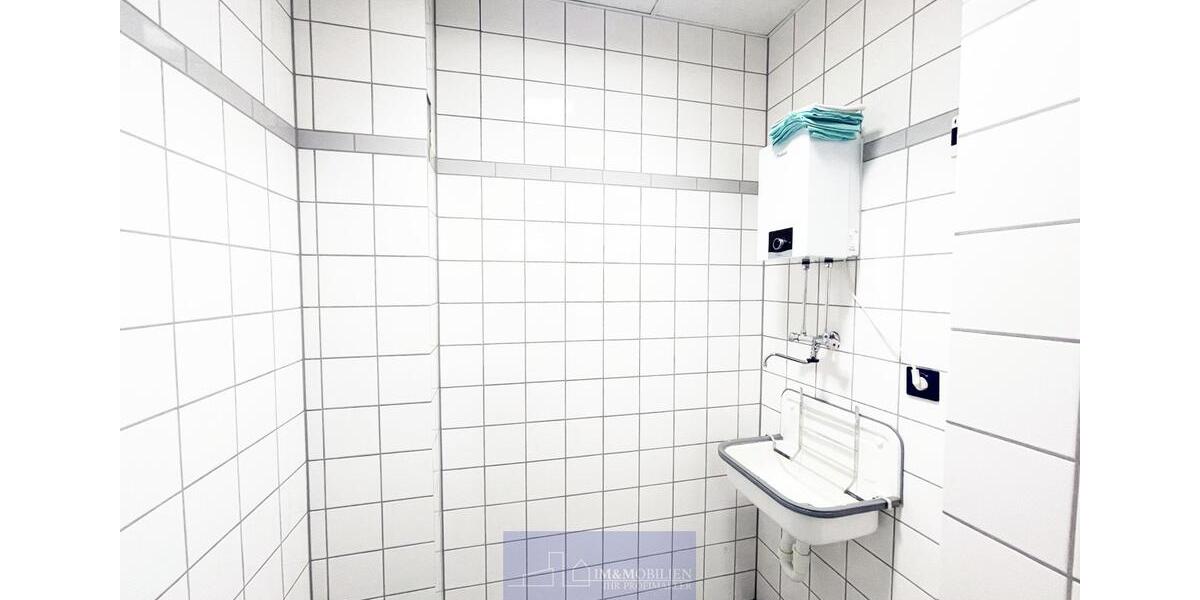 ERLANGEN WETTERKREUZ - BÜROS - TEEKÜCHE - PARKPLÄTZE - BAB 373ÖPNVAIRPORT zimmer