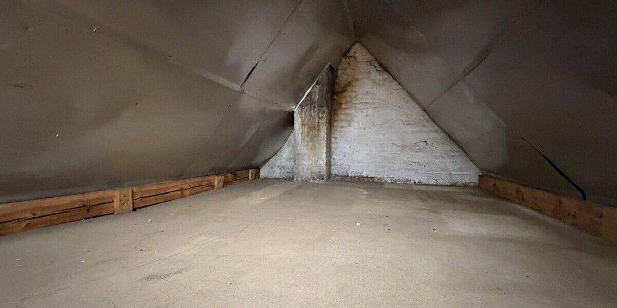 Sanierungsbedürftige Doppelhaushälfte mit 2 Garagen und großem Garten 5 zimmer