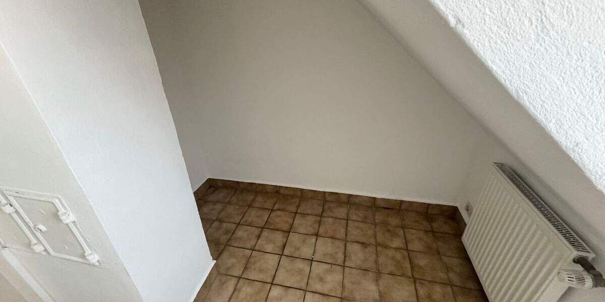 Zollhausstraße ! Helle sehr geräumige 3-Zi.-DG-Whg., 65 m², EBK, ohne Balkon im 2.OG ohne Aufzug 3 zimmer
