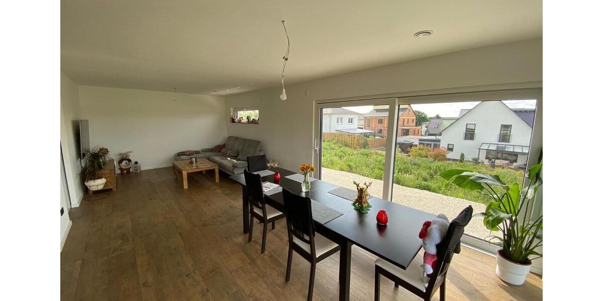 Modernes Einfamilienhaus in Sambach – Neubau mit PV-Anlage, KfW55 zimmer