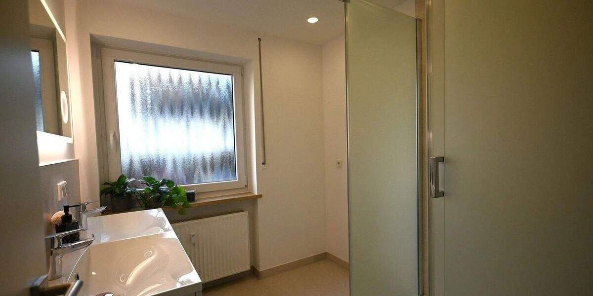 Nur wenige Stufen ins neue Lebensgefühl - hochwertig modernisiert & wunderbar ruhig sowie zentral 3 zimmer