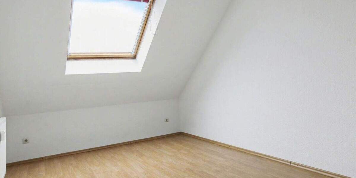 Stilvolle, 1996 ausgebaute, Dachgeschosswohnung mit Kamin, Loggia und Weitblick 2 zimmer