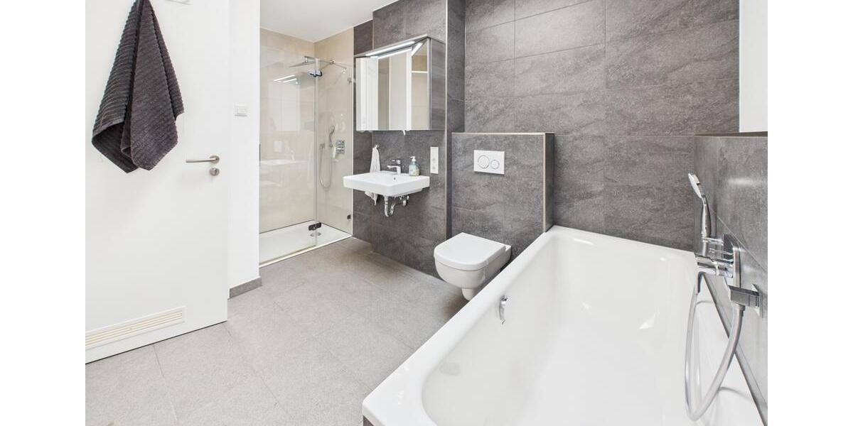 Große komfort Wohnung mit EBK und eigener ca. 25m² großer Dachterrasse 5 zimmer