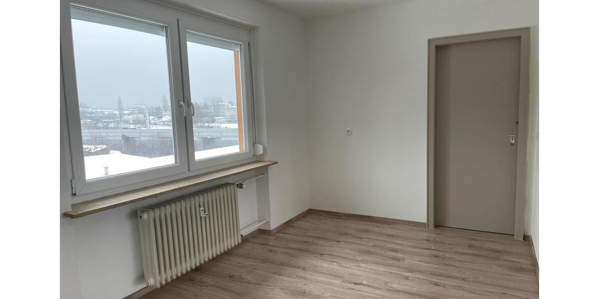 Helle 4-Zimmer Wohnung für WG zu vermieten . Einzelzimmer ab: 4 zimmer