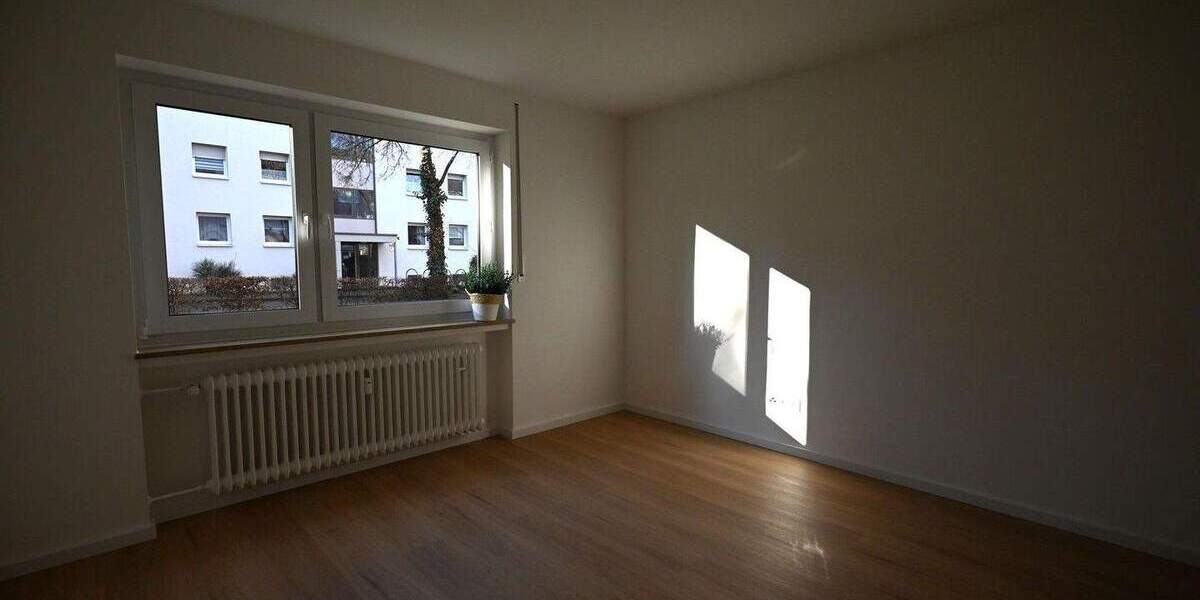 Nur wenige Stufen ins neue Lebensgefühl - hochwertig modernisiert & wunderbar ruhig sowie zentral 3 zimmer