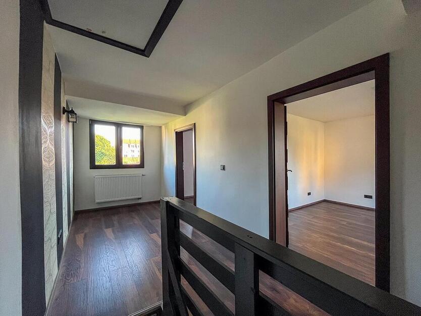 Überwiegend saniertes Doppelhaus in ruhiger Lage! 8 zimmer