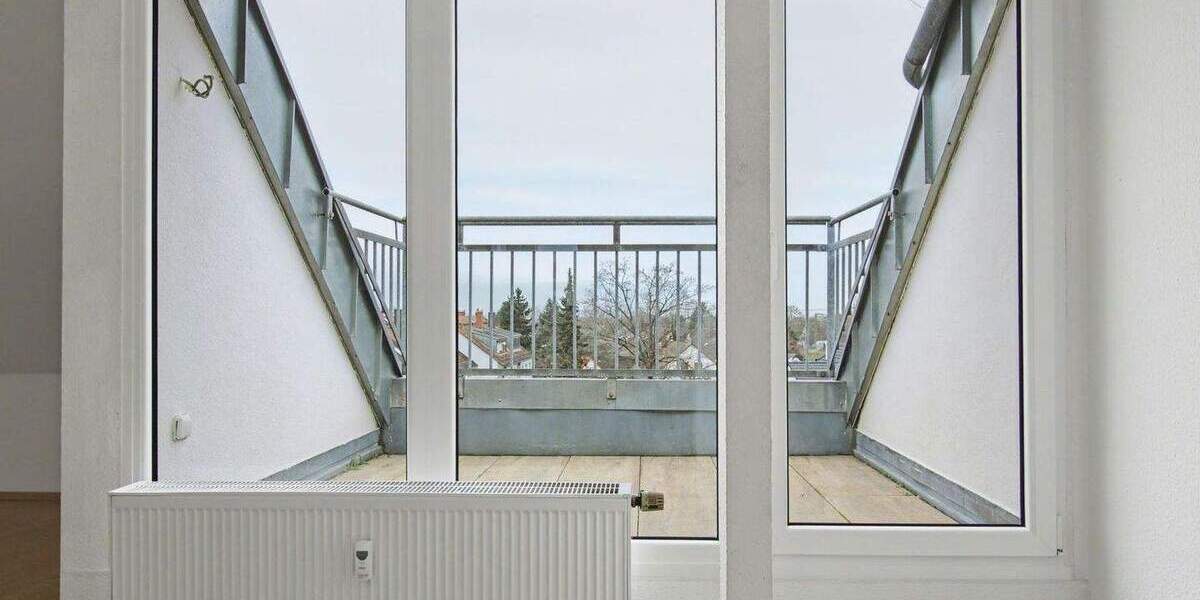 Stilvolle, 1996 ausgebaute, Dachgeschosswohnung mit Kamin, Loggia und Weitblick 2 zimmer