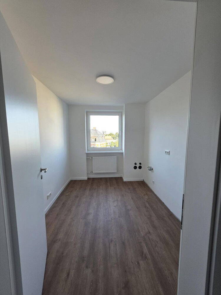 PROVISIONSFREI Attraktive, komplett renovierte 2-Zimmer-Wohnung mit Balkon zentrale Lage in Fürth