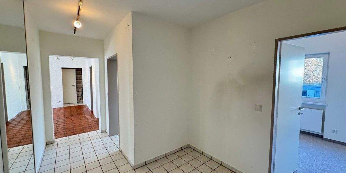 Großzügige 4-Zimmer-Wohnung mit Schwimmbadanteil, 2 Garagen und Zugang zum Gemeinschaftsgarten 4 zimmer