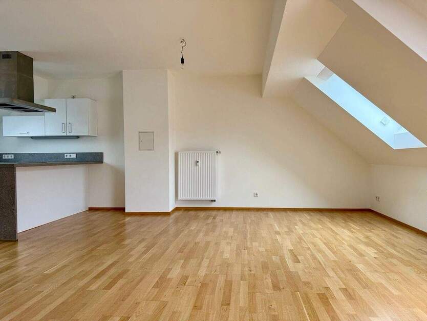 Wunderschöne helle 3 Zi.-Dachgeschoss-Whg. inkl. offener Einbauküche 3 zimmer