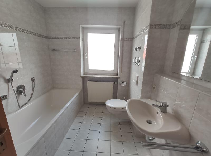 3 Zi. Wohnung (Nr. 6) im DG (2. OG) mit Balkon und Garage 3 zimmer