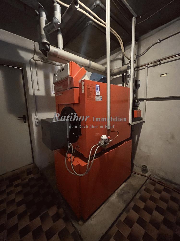 Sehr gepflegtes, geräumiges 3-Familienhaus mit 2 Doppelgaragen in begehrter Wohnlage in Roth OT 11 zimmer