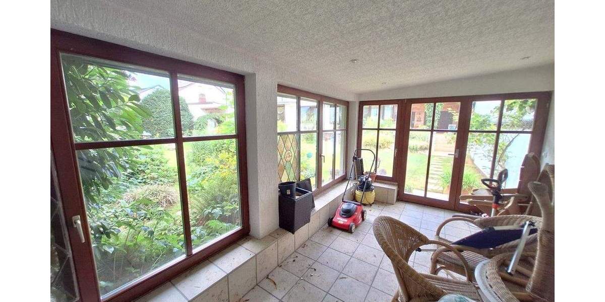 Großzügige Doppelhaushälfte mit großem Garten, 2 Einzelgaragen und Sauna 6 zimmer