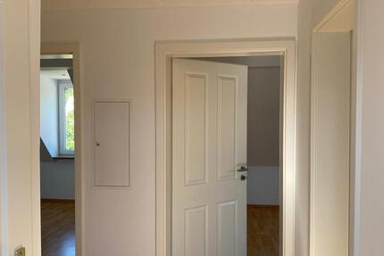 Schöne, renovierte 2-Zimmer-Dachgeschosswohnung zimmer