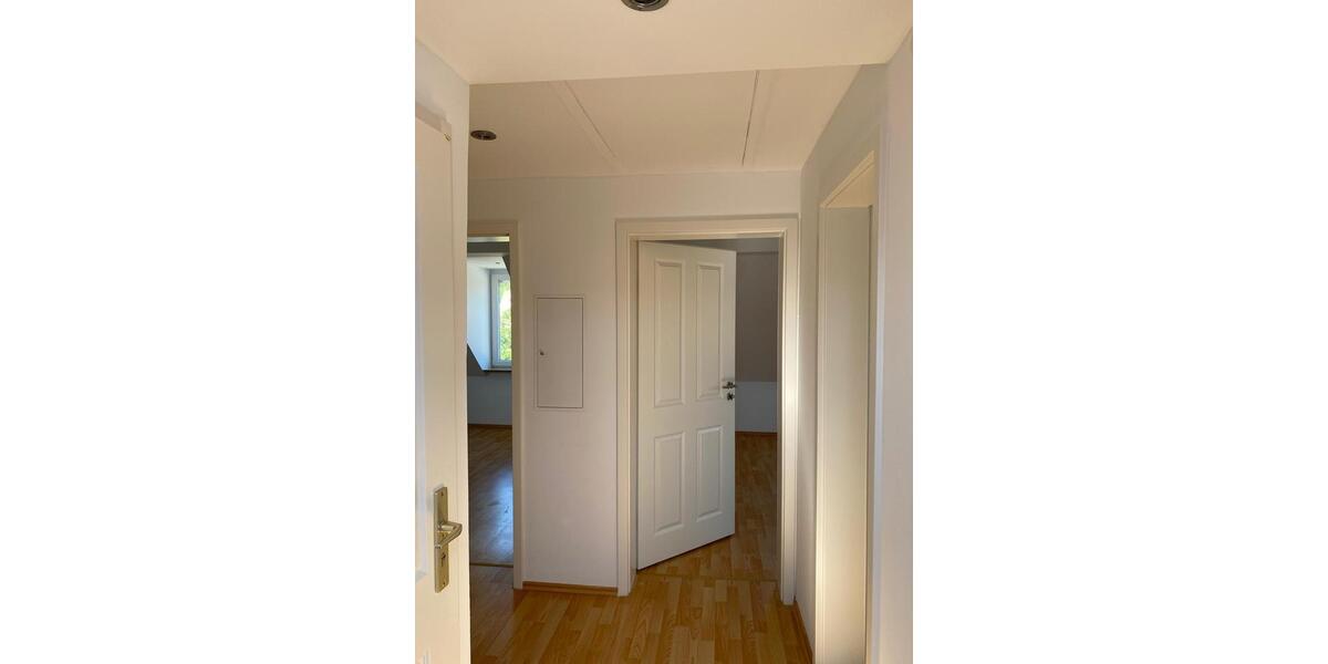 Schöne, renovierte 2-Zimmer-Dachgeschosswohnung zimmer