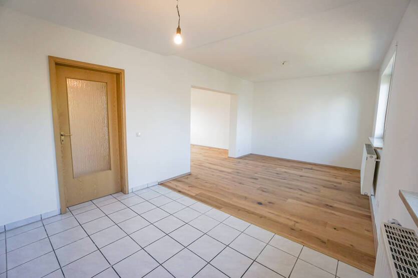 IDEAL FÜR FAMILIEN: Renovierte 4-Zi-Whg. mit Tageslichtbad, Gäste-WC , Balkon, Parkett uvm.