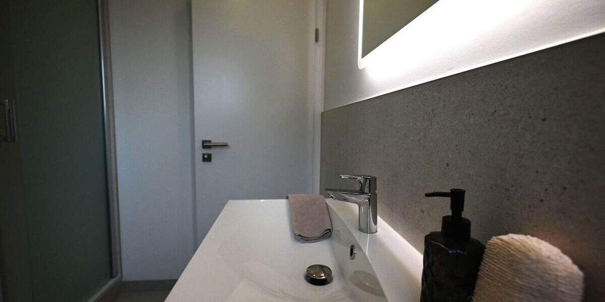 Nur wenige Stufen ins neue Lebensgefühl - hochwertig modernisiert & wunderbar ruhig sowie zentral 3 zimmer