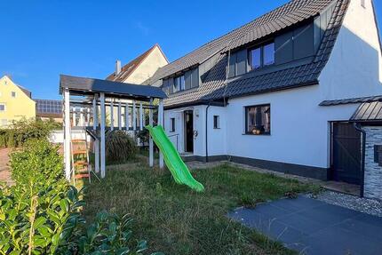 Überwiegend saniertes Doppelhaus in ruhiger Lage! 8 zimmer