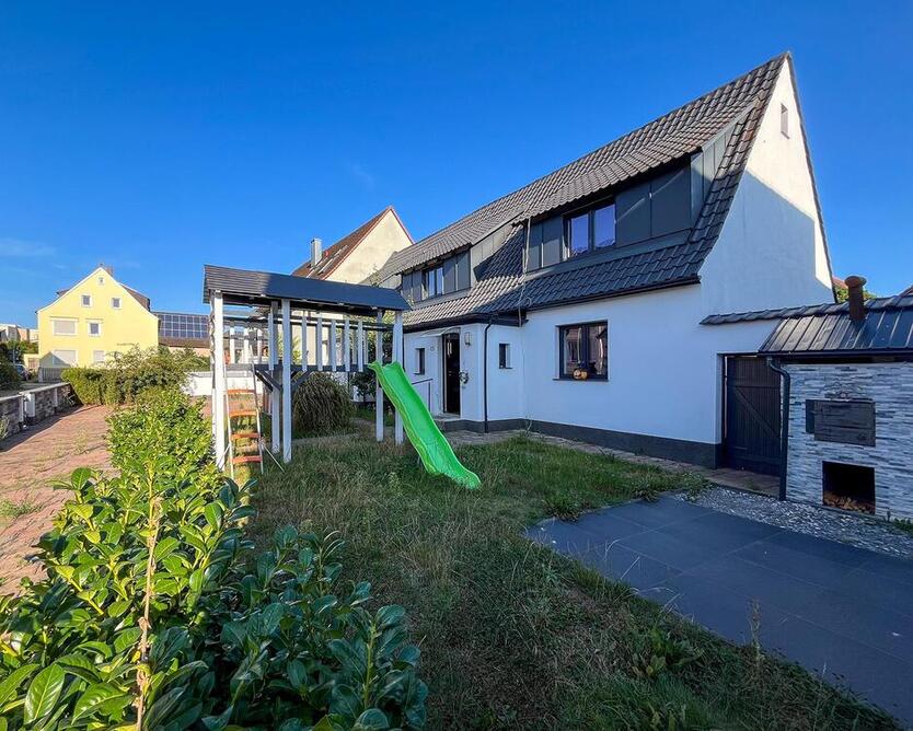 Überwiegend saniertes Doppelhaus in ruhiger Lage! 8 zimmer