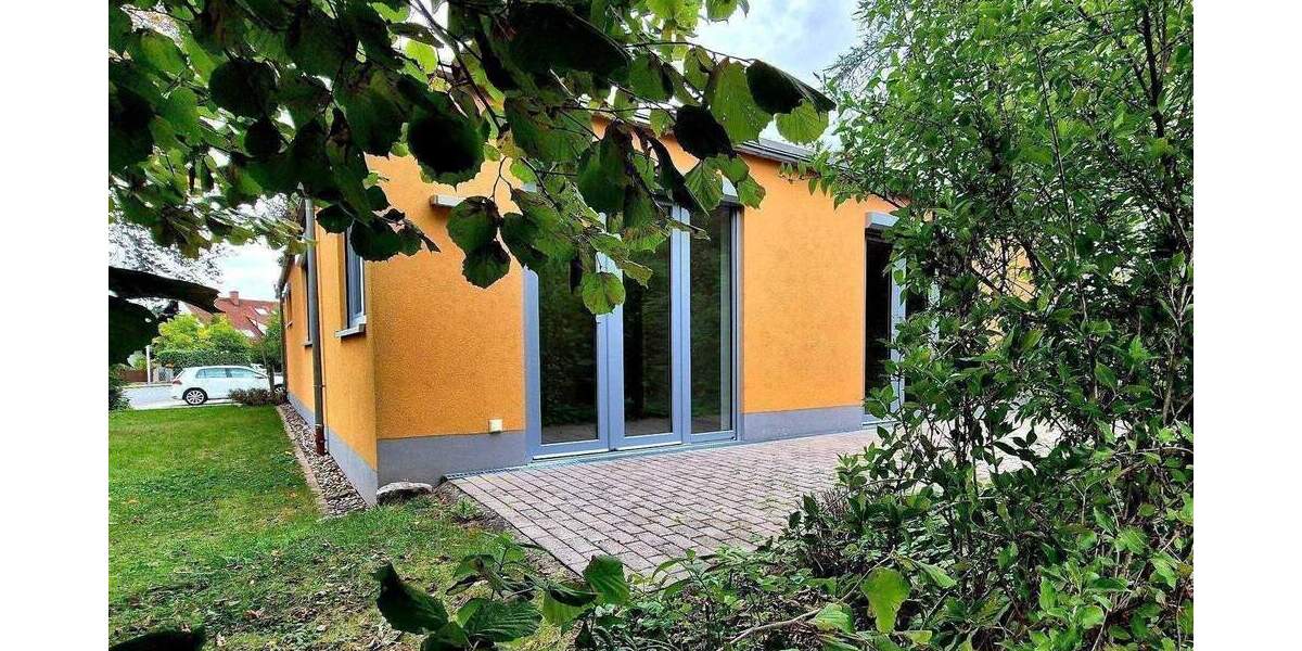 Grünes Wohnen im Erlanger Stadtteil Kosbach. Großzügige 2-Zi-Garten-Wohnung mit Terrasse, Gartenanteil und Carport. 2 zimmer