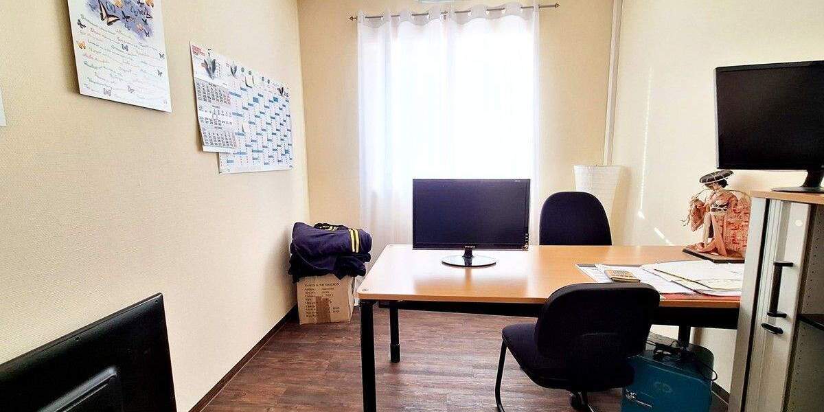 Großzügiges Betriebsanwesen mit Bürogebäude, Lagerhallen und Gewerbegrundstrück zimmer