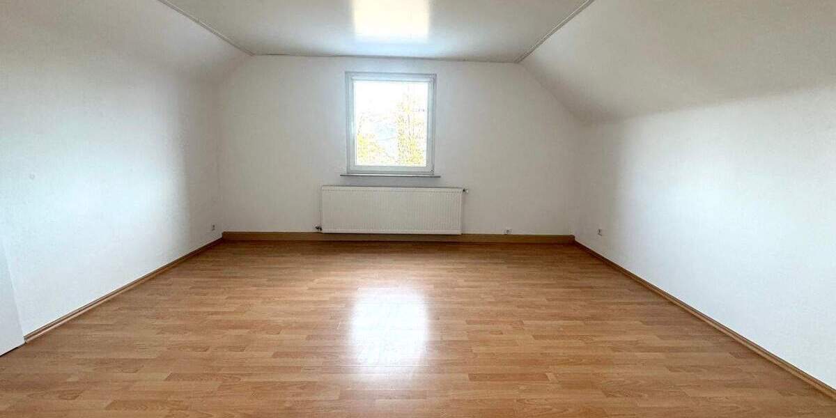 Zollhausstraße ! Helle sehr geräumige 3-Zi.-DG-Whg., 65 m², EBK, ohne Balkon im 2.OG ohne Aufzug 3 zimmer
