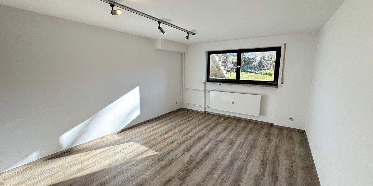 Großzügige 4-Zimmer-Wohnung mit Schwimmbadanteil, 2 Garagen und Zugang zum Gemeinschaftsgarten 4 zimmer