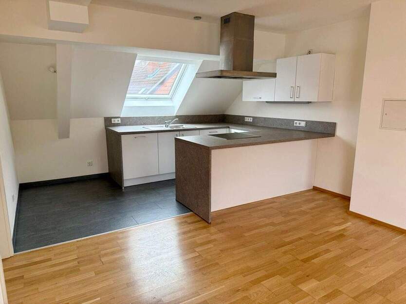 Wunderschöne helle 3 Zi.-Dachgeschoss-Whg. inkl. offener Einbauküche 3 zimmer