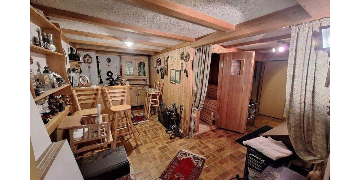 Großzügige Doppelhaushälfte mit großem Garten, 2 Einzelgaragen und Sauna 6 zimmer