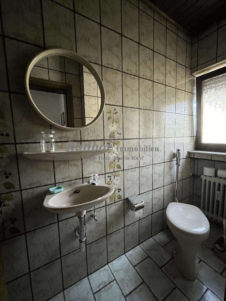 Sehr gepflegtes, geräumiges 3-Familienhaus mit 2 Doppelgaragen in begehrter Wohnlage in Roth OT 11 zimmer