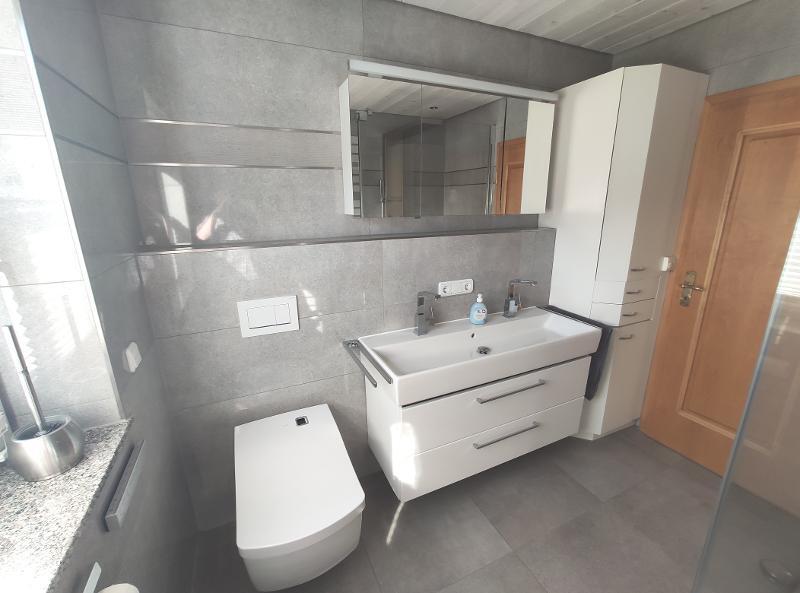 Zweifamilienhaus in Ortsrandlage mit Doppelgarage, Pool und gehobener Ausstattung 8 zimmer