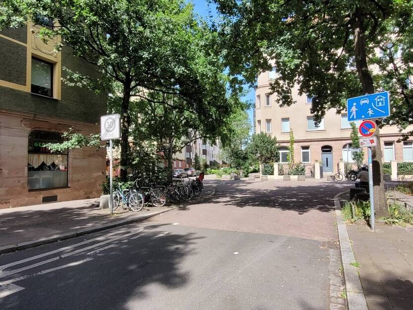 * Lichtdurchflutete 2-Zi-Whg. mit EINBAUKÜCHE und BALKON im beliebten NIBELUNGENVIERTEL *