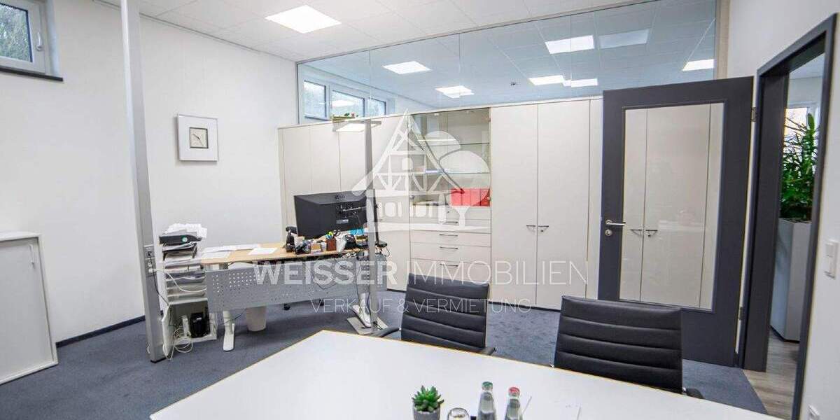 Firmenstandort Fürth - Separater Büro-Besprechungsraum & helle Arbeitsplätze zimmer