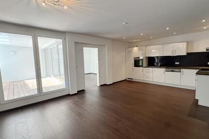 Neuwertige 2 Zi-Wohnung mit Balkonloggia in St. Johannis zimmer