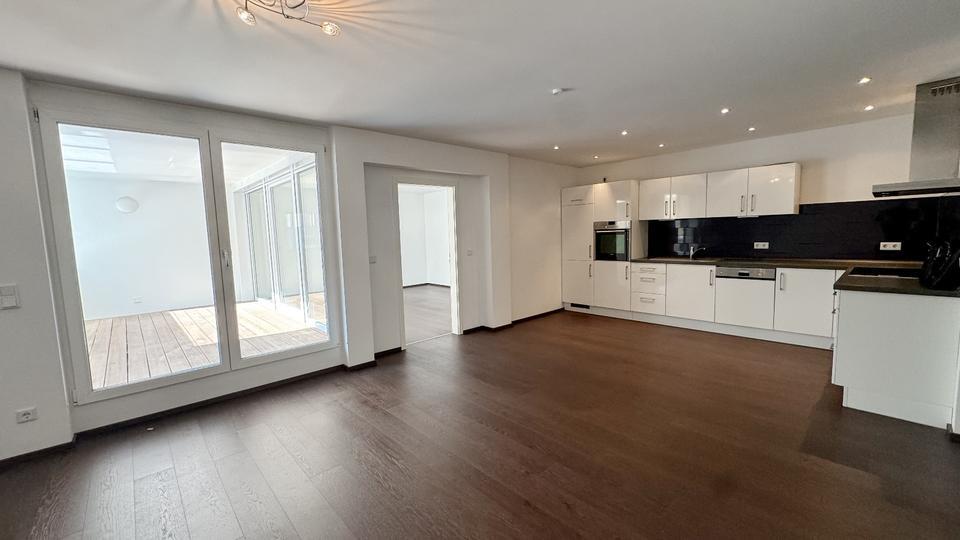 Neuwertige 2 Zi-Wohnung mit Balkonloggia in St. Johannis zimmer