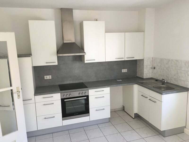 HELLE 2 Zimmerwohnung - GROSSE WOHNKÜCHE MIT EINBAUKÜCHE - TAGESLICHTBAD