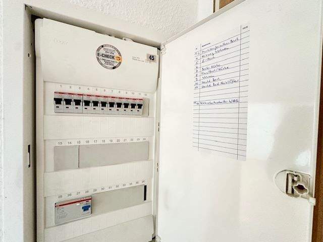 Provisionsfrei & leerstehend: Stilvoll sanierte 1,5-Zimmer-Wohnung mit großer Loggia (Erbbaurecht) 1 zimmer