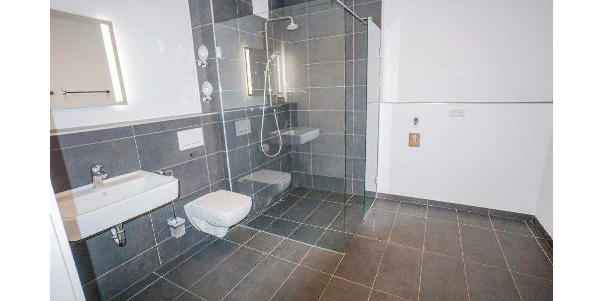 Helle 2-Zimmer- Wohnung mit großem Westbalkon, moderner Einbauküche, XXL-Dusche, Aufzug & Tiefgarage 2 zimmer