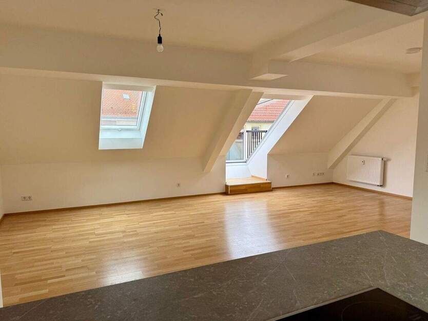 Wunderschöne helle 3 Zi.-Dachgeschoss-Whg. inkl. offener Einbauküche 3 zimmer