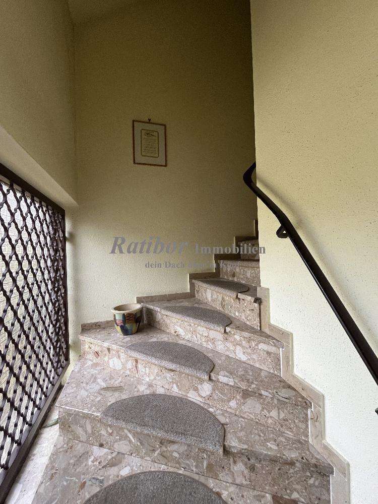 Sehr gepflegtes, geräumiges 3-Familienhaus mit 2 Doppelgaragen in begehrter Wohnlage in Roth OT 11 zimmer